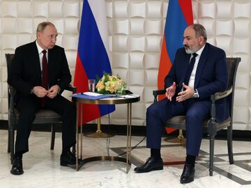 Władimir Putin i Nikol Paszynian na szczycie OUBZ w Erywaniu