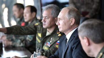 Władimir Putin i rosyjscy żołnierze