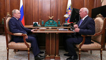 Władimir Putin i szef Rostiechu Siergiej Czemiezow