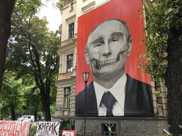 Władimir Putin na plakacie w Rydze
