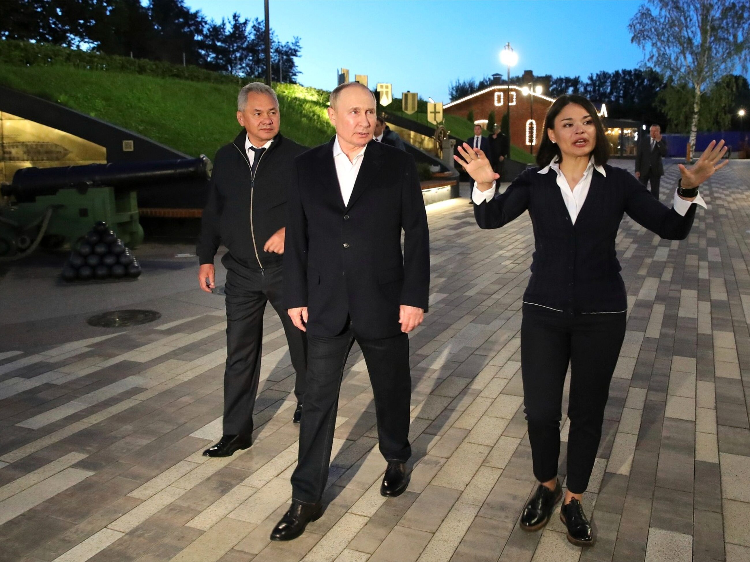 Ksenia Szojgu, oprowadzająca Władimira Putina