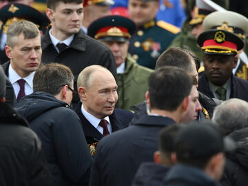 Władimir Putin po ceremonii złożenia wieńca na Grobie Nieznanego Żołnierza w Ogrodzie Aleksandra w Dniu Zwycięstwa