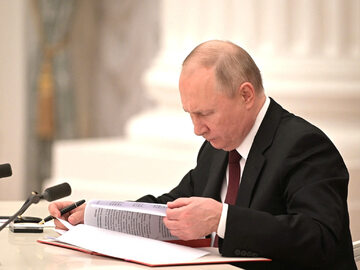 Władimir Putin podczas podpisywania dekretu o niezależności "republik ludowych"