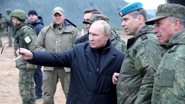 Władimir Putin podczas wizyty na poligonie
