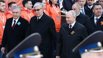 Władimir Putin w towarzystwie Kasyma-Żomarta Tokajewa i Szawkata Mirzijojewa