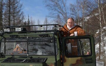 Władimir Putin w wozie opancerzonym