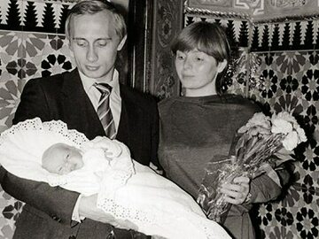 Władimir Putin z byłą żoną Ludmiłą i pierwszą córką, Marią (ok. 1986r.)