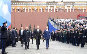 Władimir Putin z Nursułtanem Nazarbajewem i Dmitrijem Miedwiediewem