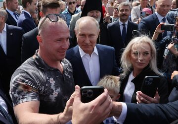 Władimir Putin z obywatelami Rosji