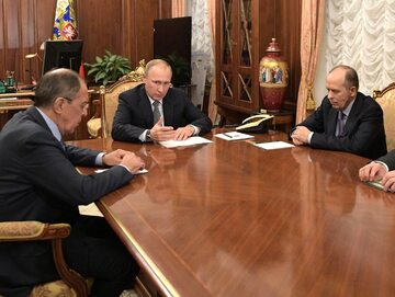 Władimir Putin z urzędnikami. Od lewej: Siergiej Ławrow, Władimir Putin, Aleksander Bortnikow i Siergiej Naryszkin