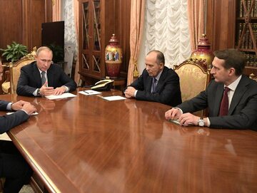 Władimir Putin z urzędnikami. Od lewej: Władimir Putin, Aleksander Bortnikow i Siergiej Naryszkin