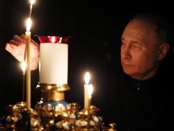 Władimir Putin zapala świecę, aby upamiętnić ofiary ataku pod Moskwą
