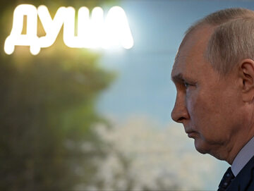 Władimir Putin zwiedza wystawę „Rozwój gospodarki kreatywnej w Rosji”, 30 maja