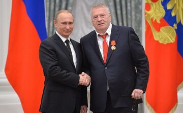 Władimir Żyrinowski odbiera order Aleksandra Newskiego od Władimira Putina
