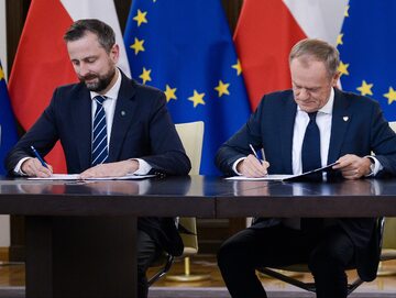 Władysław Kosiniak-Kamysz i Donald Tusk podczas parafowania umowy koalicyjnej
