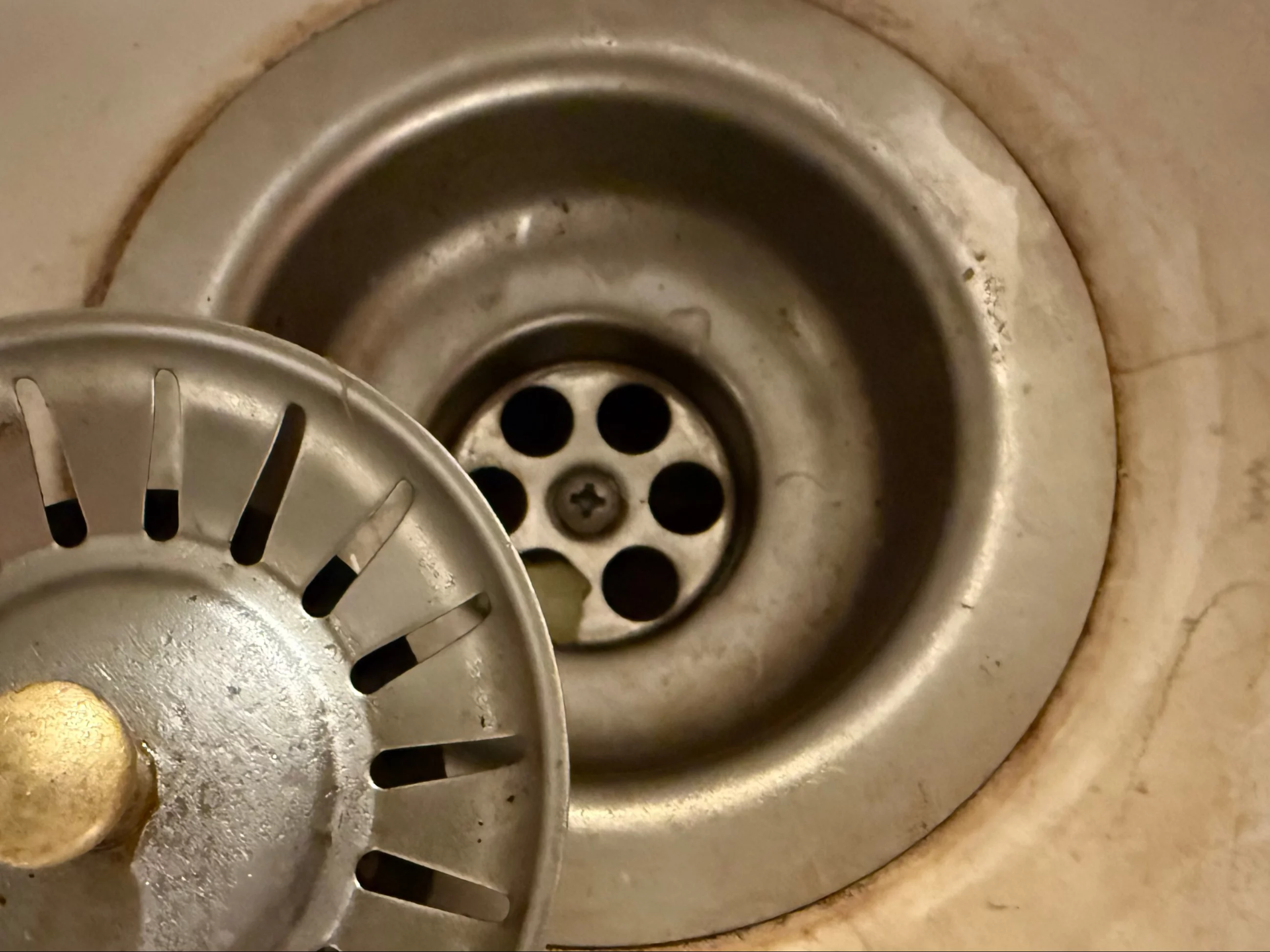 Naturalny sposób na udrożnienie odpływu – działa szybciej niż chemia i jest bezpieczny dla rur