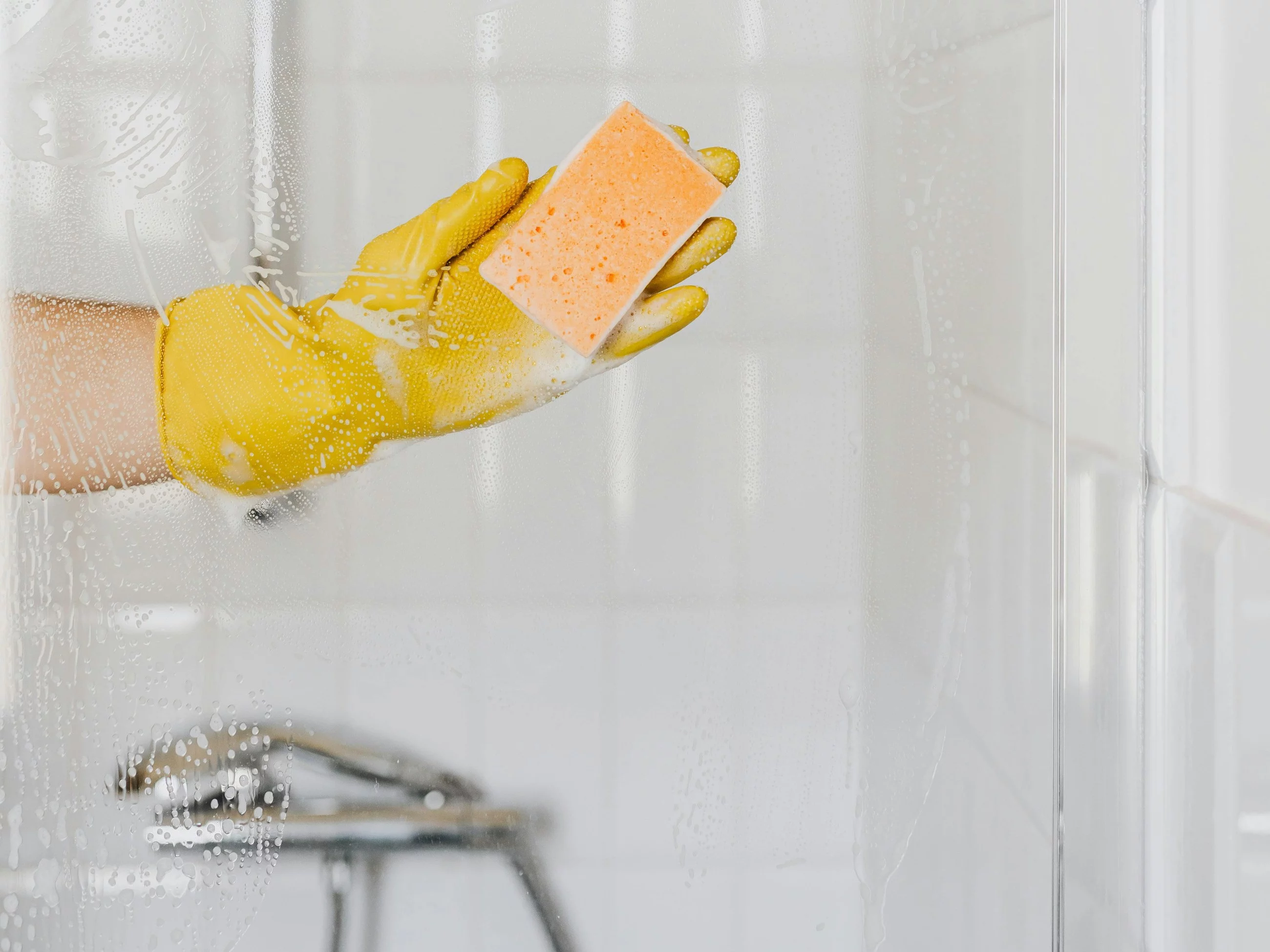 Wybór domowego preparatu do czyszczenia szyby w kabinie prysznicowej zależy od rodzaju zabrudzeń