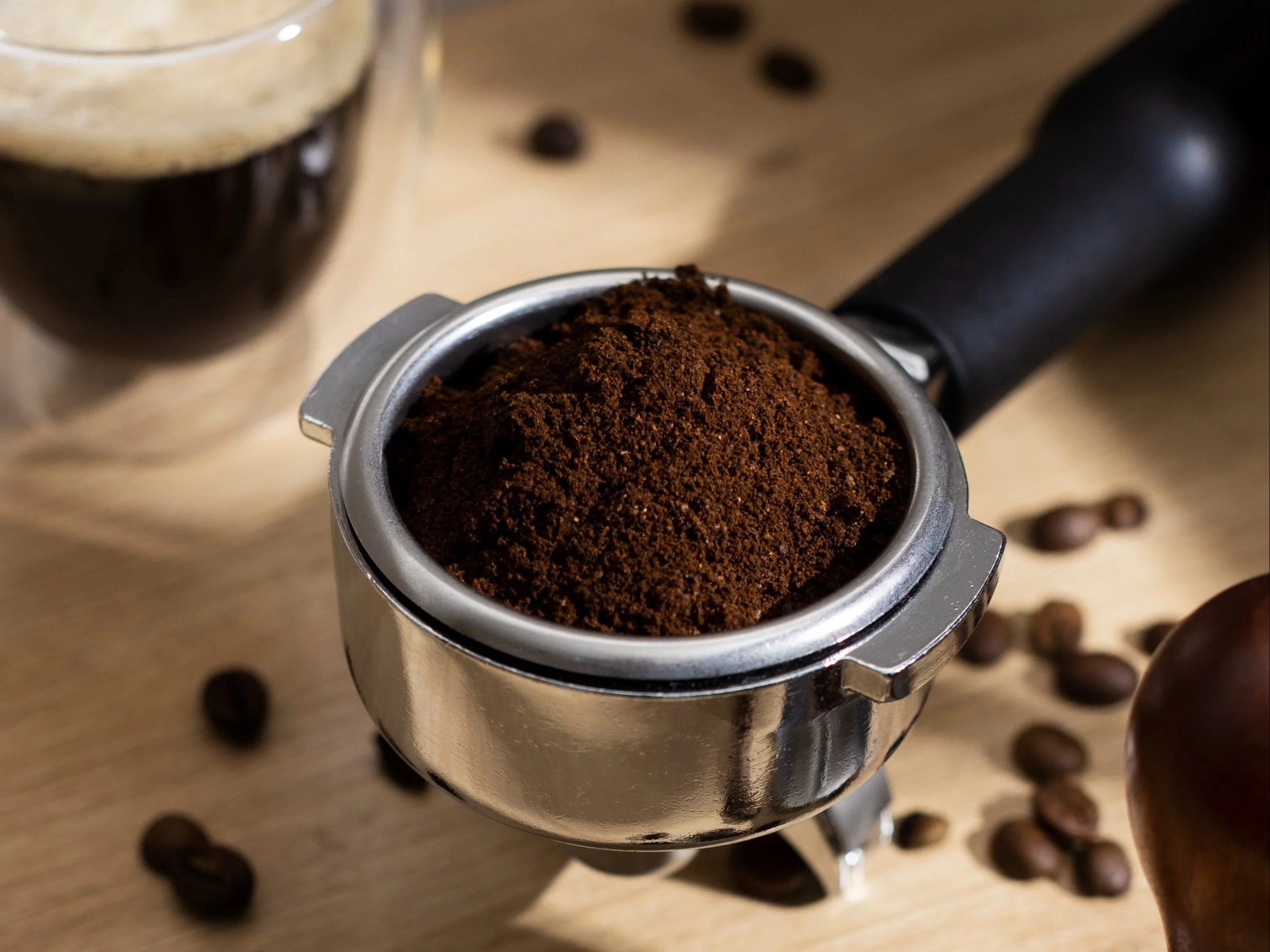 Fusy z kawy w zlewie szybko zamieniają się w zator