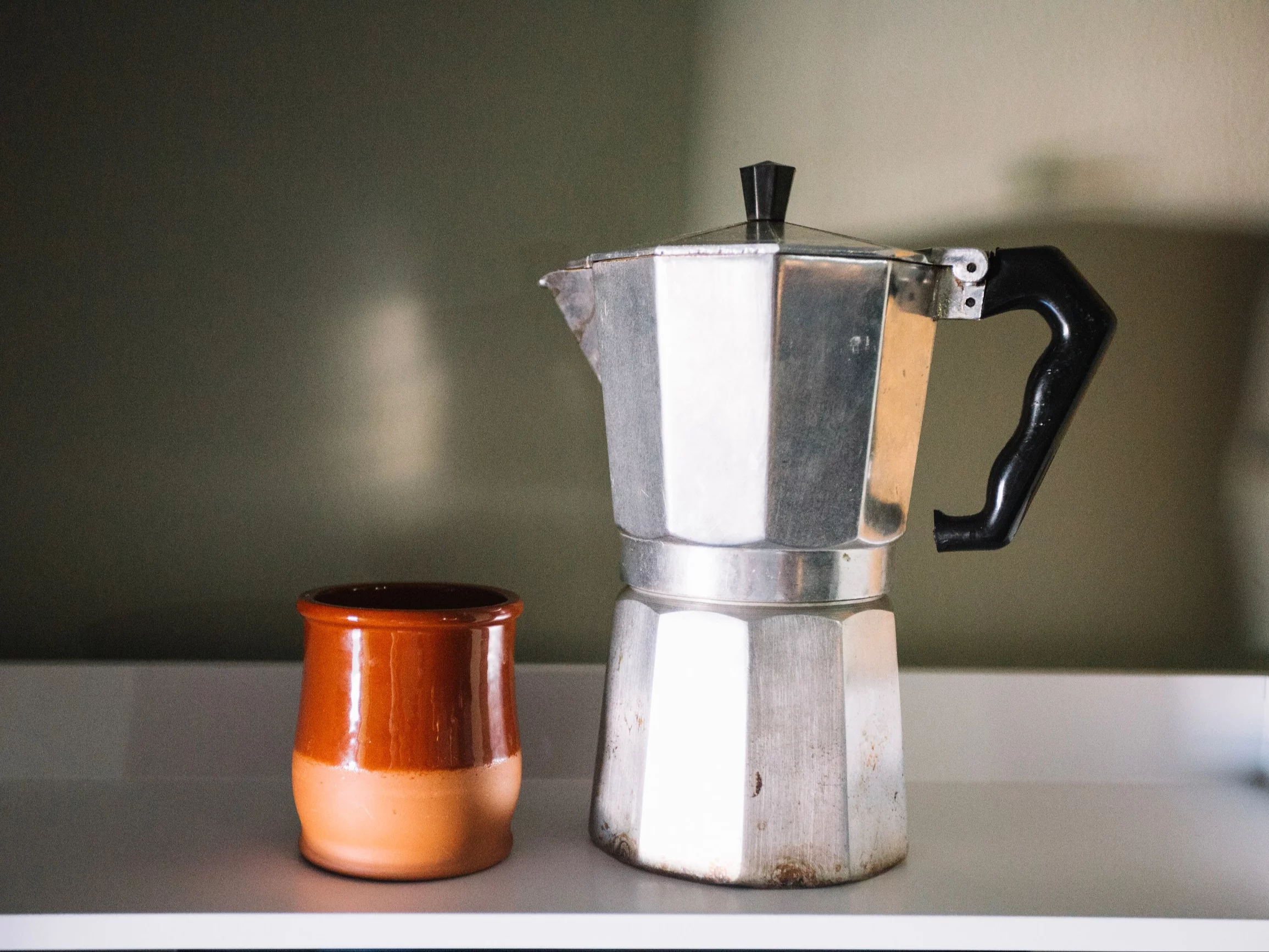 Tradycyjna włoska kawiarka moka – codzienne czyszczenie gorącą wodą to najlepszy sposób na zachowanie smaku i trwałości