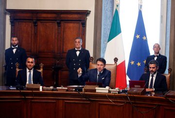 Włoski premier Giuseppe Conte (w centrum) z podsekretarzem Riccardo Fraccaro (po prawej) i szefem MSZ Luigi Di Maio (po lewej)