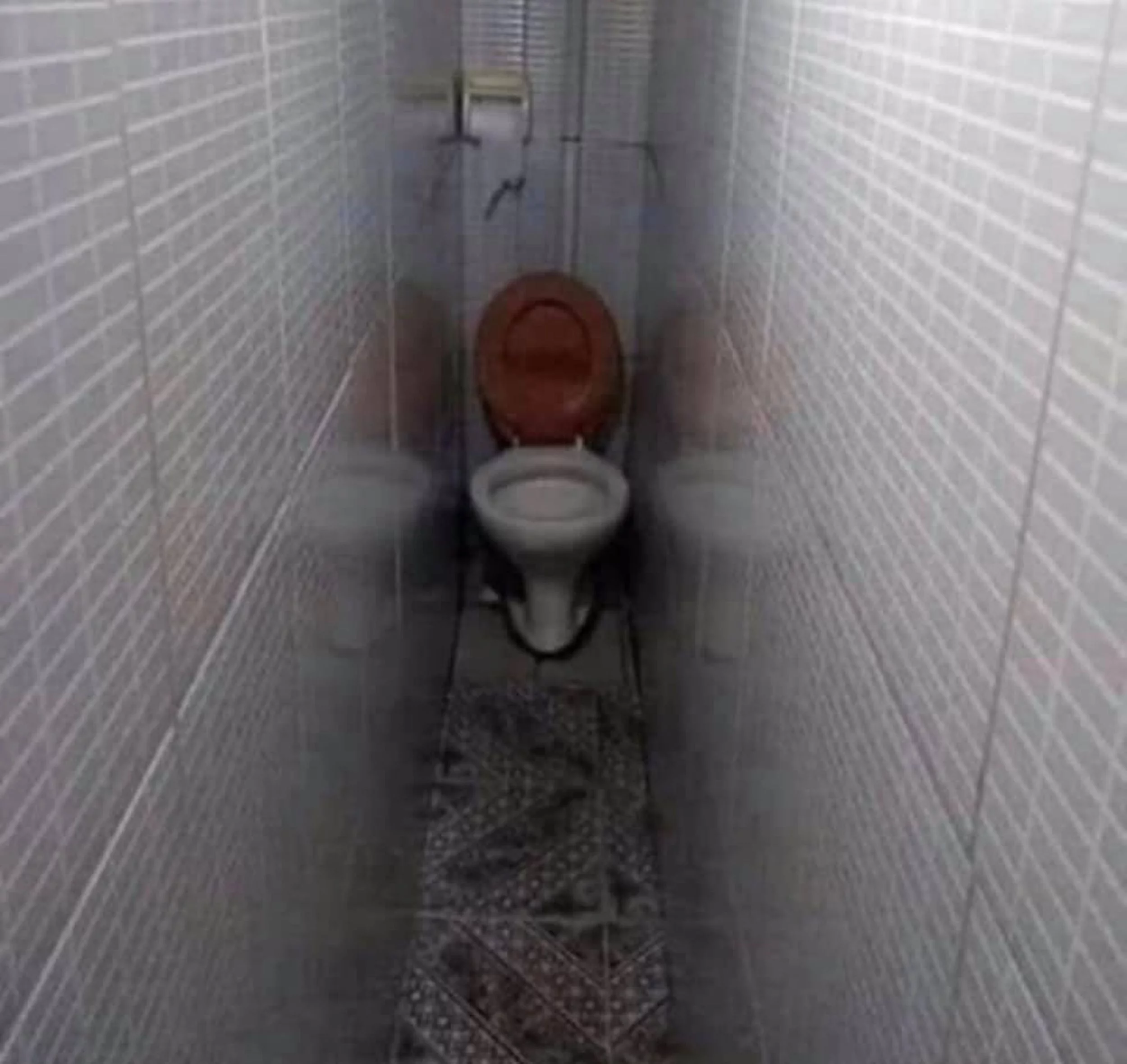 To nie może być prawdziwa łazienka. To jakaś inscenizacja. Albo zakład pracy...
