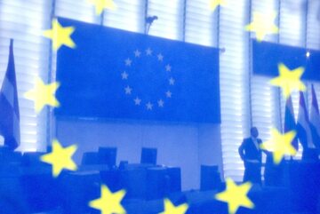 Wnętrze Parlamentu Europejskiego widziane przez flagę UE