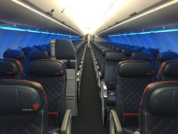 Wnętrze samolotu linii Delta Air Lines (zdj. ilustracyjne)