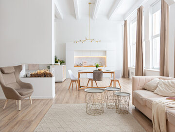 Wnętrze w stylu minimalistycznym ocieplone tekstyliami i naturalnym drewnem