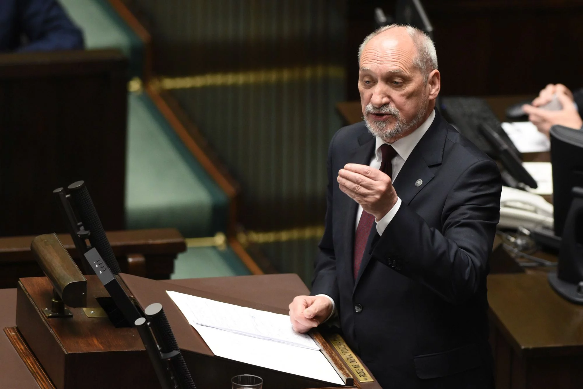 Antoni Macierewicz podczas debaty nad wotum nieufności