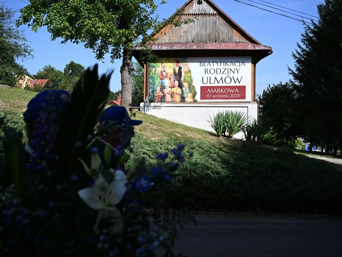 Baner zapowiadający beatyfikację rodziny Ulmów na jednym ze starych domów w Markowej