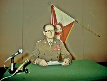 Wojciech Jaruzelski w czasie nagrywania swojego wystąpienia telewizyjnego z 13 grudnia 1981 r.