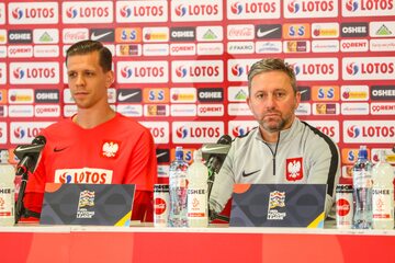 Wojciech Szczęsny i Jerzy Brzęczek podczas konferencji