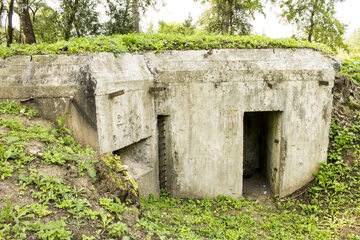 Wojenny bunkier w lesie, zdjęcie ilustracyjne