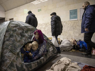 Wojna na Ukrainie. Cywile ukrywają się na stacji metra
