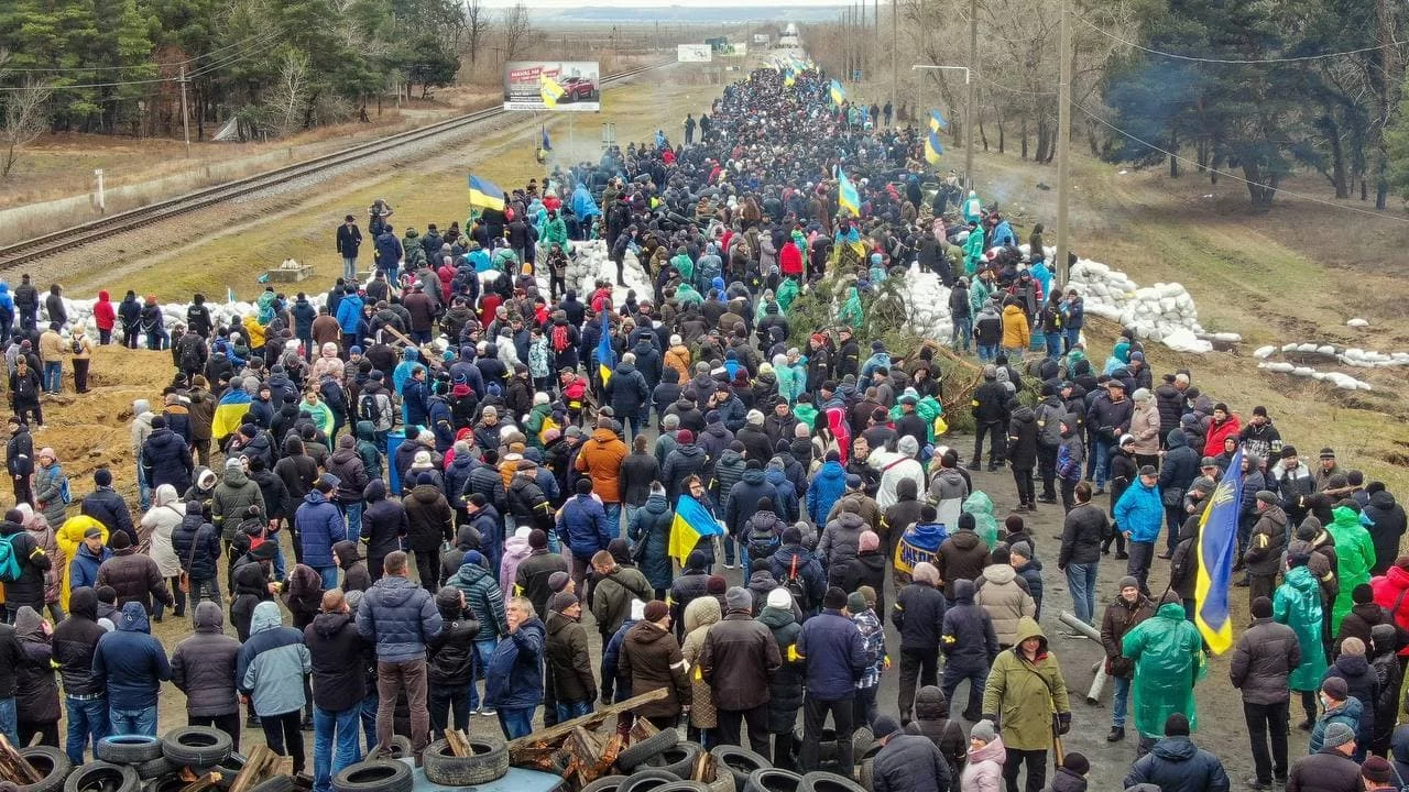 Tłum blokujący drogę w Enerhotarze