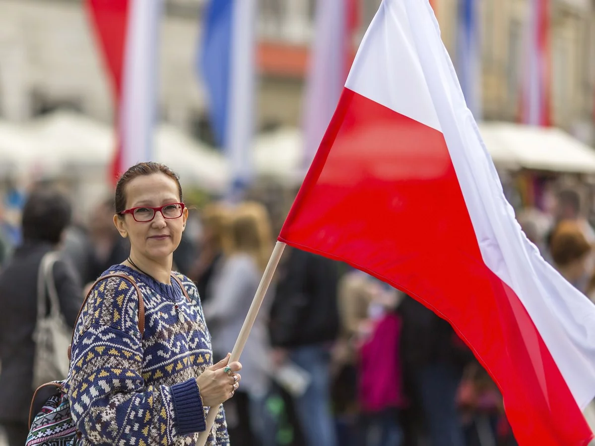 Polka trzymająca flagę