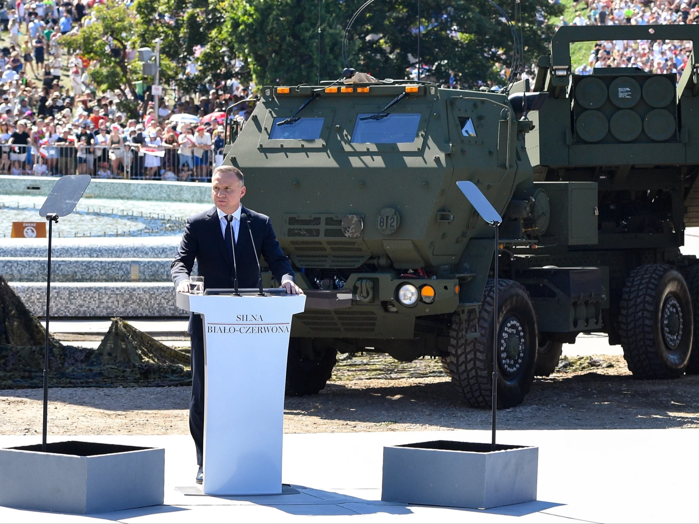 Prezydent RP Andrzej Duda przemawia przed rozpoczęciem defilady „Silna Biało-Czerwona” z okazji Święta Wojska Polskiego 2023