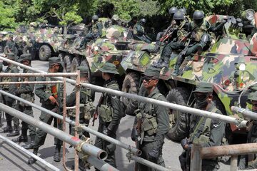 Wojsko ochraniające rządowe budynki na Sri Lance