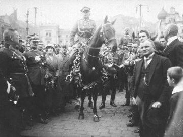 Wojsko polskie na czele z gen. Szeptyckim wkracza do Katowic 22 czerwca 1922 roku