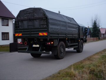 Wojskowa ciężarówka przy granicy polsko-białoruskiej