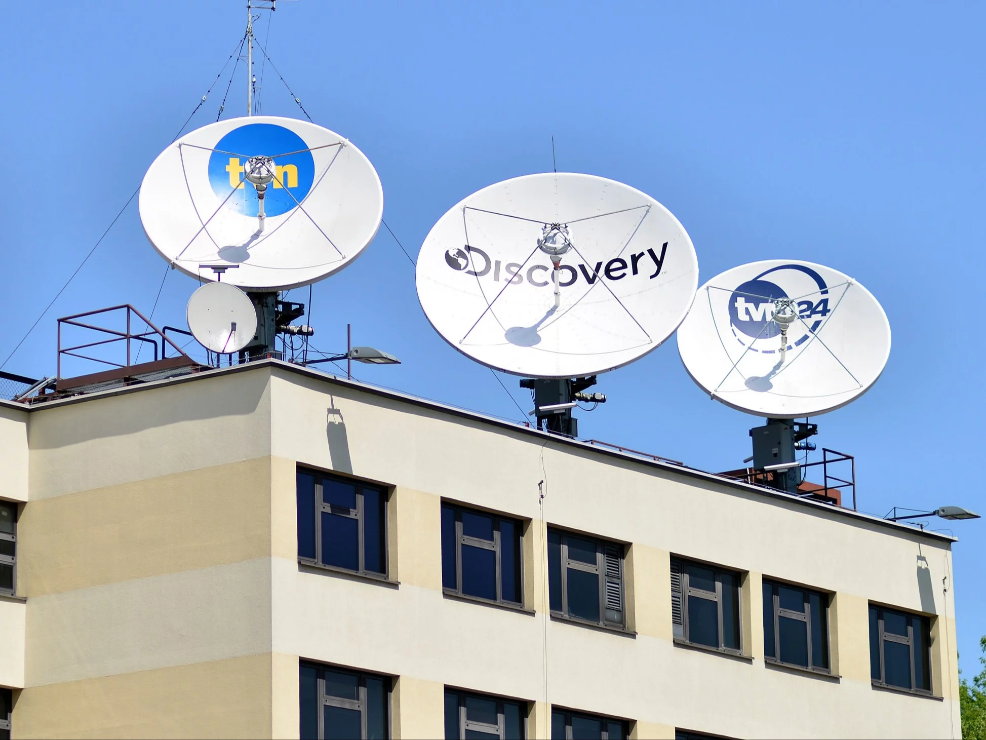 Wokół właściciela TVN robi się gorąco. Gigant ma nowy problem