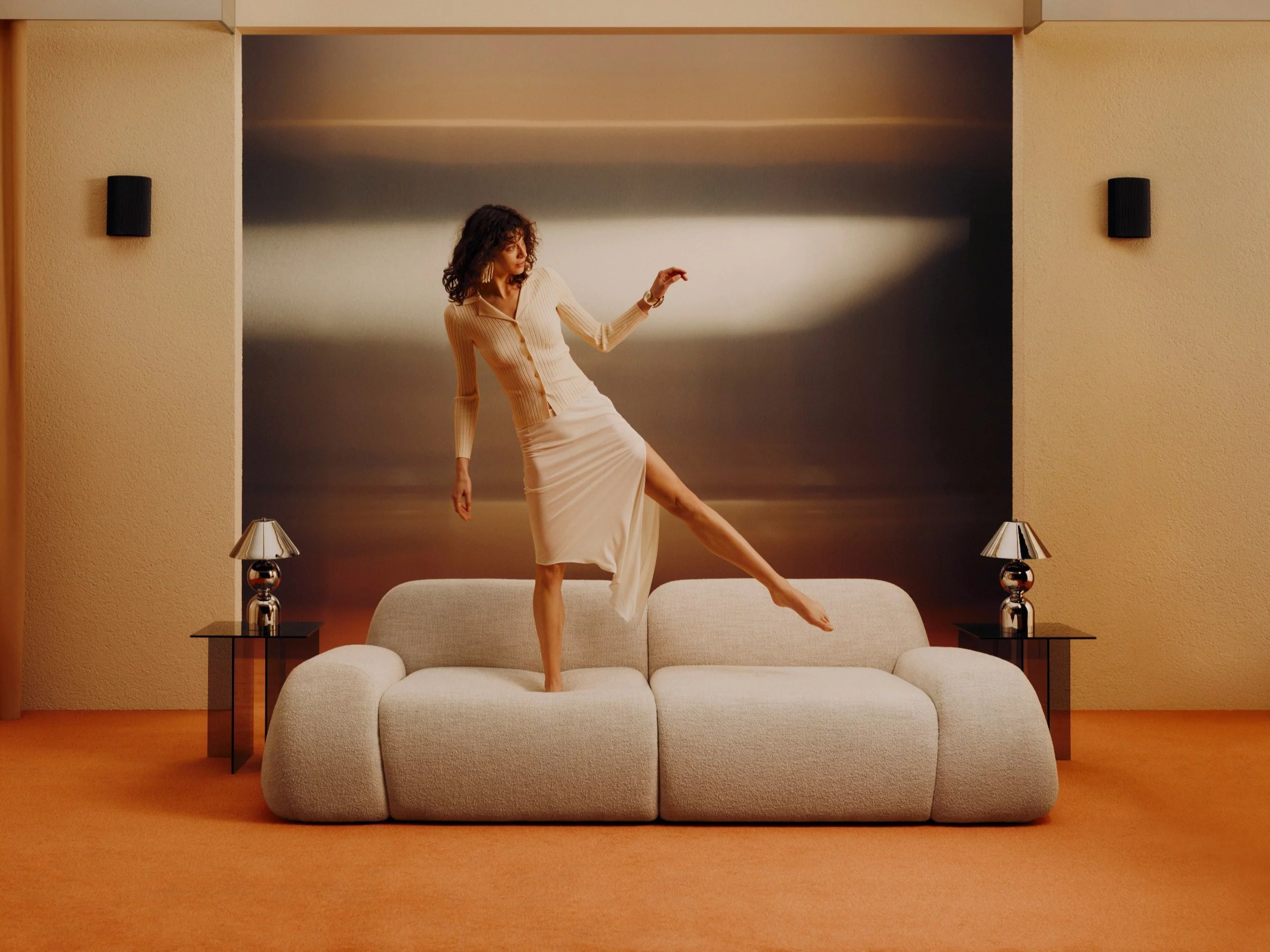 Sofa WOLKE z kolekcji Westwing Collection – rzeźbiarska forma inspirowana kształtem chmury, która definiuje przestrzeń nowoczesnego salonu