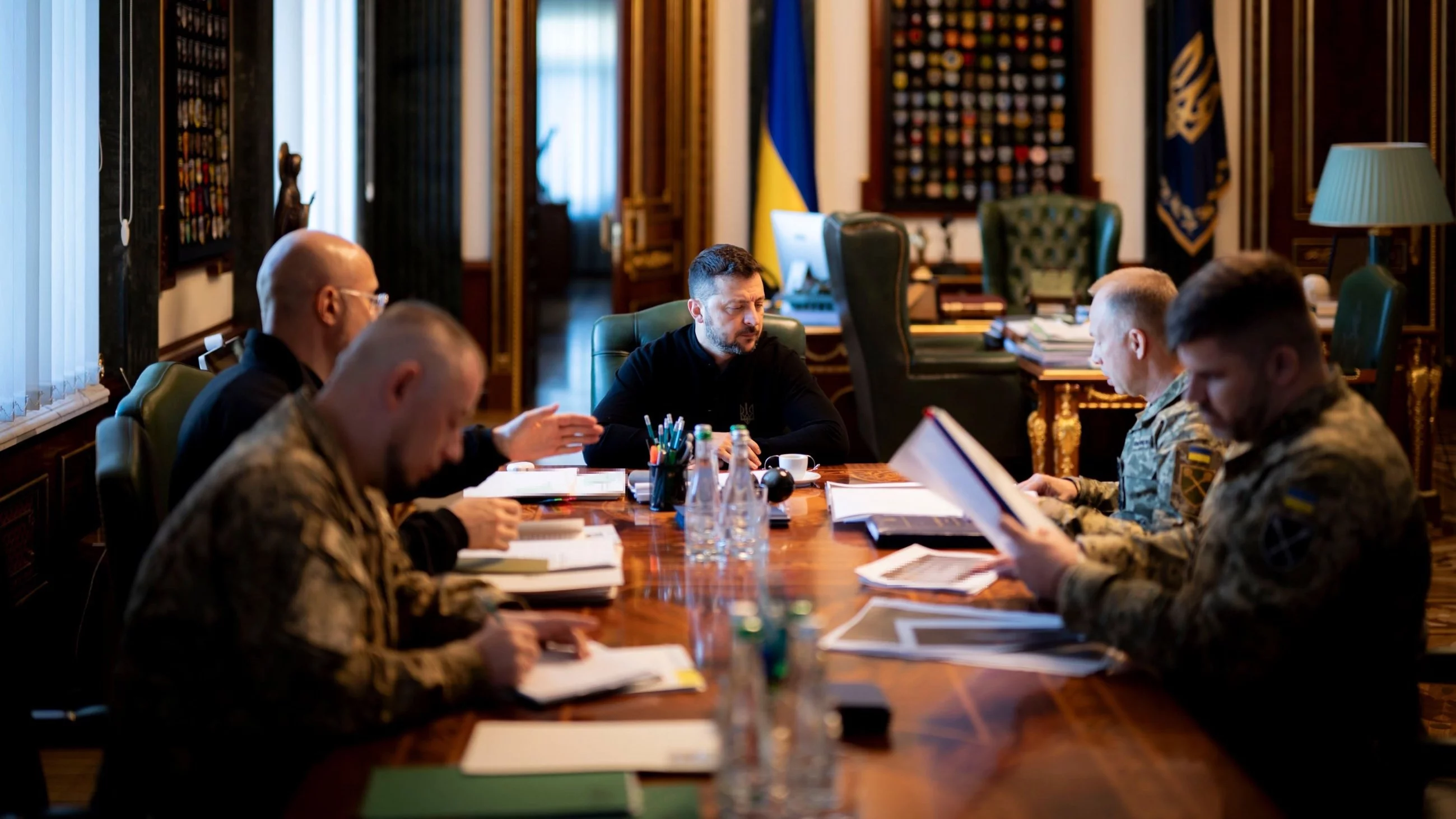 Wołodymyr Zełenski na naradzie z Oleksandrem Syrskim