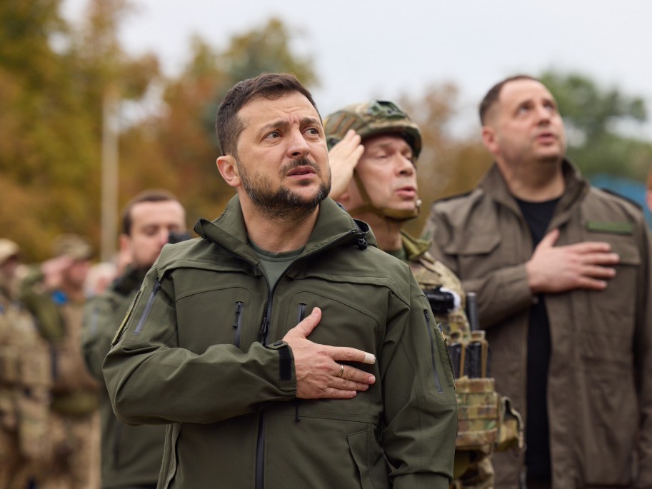 Wolodymyr Zełenski podczas ceremonii wzniesienia flagi w wyzwolonym mieście Izium