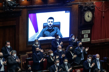 Wołodymyr Zełenski podczas telekonferencji we włoskim parlamencie