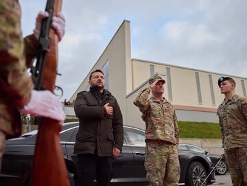 Wołodymyr Zełenski podczas wizyty w amerykańskiej bazie wojskowej w Niemczech