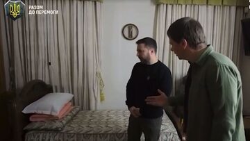 Wołodymyr Zełenski w pokoju w Kijowie