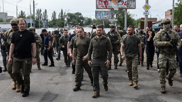 Wołodymyr Zełenski wraz z ukraińskimi żołnierzami