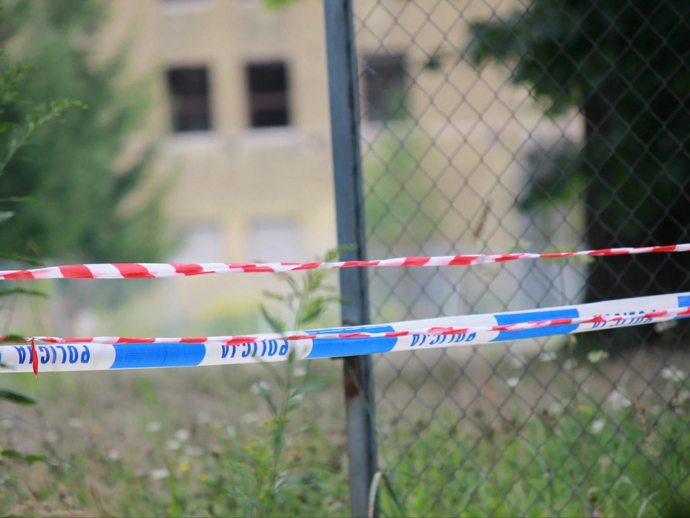 Policja znalazła ciała dwóch seniorów. W mieszkaniu nie byli sami
