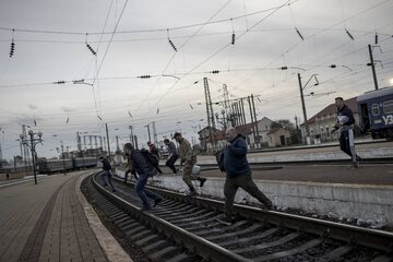 Wolontariusze przy torach kolejowych, zdjęcie ilustracyjne